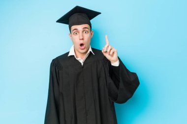 Kafkasyalı genç bir adamın harika bir fikri var, yaratıcılık kavramı..