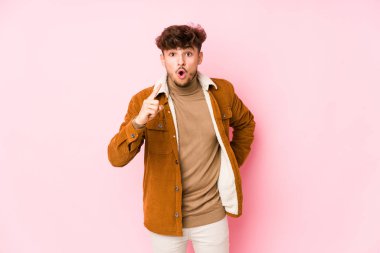 Yalnız poz veren genç bir Arap. 