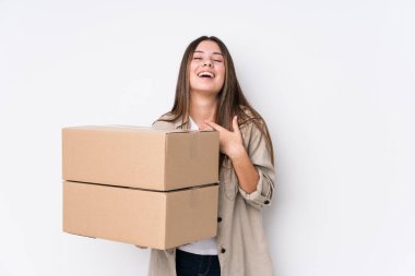 Yeni bir eve taşınan beyaz bir kadın elini göğsüne koyup kahkahalar atıyor..