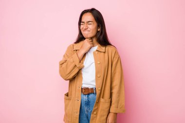 Genç melez Hintli kadın virüs ya da enfeksiyon yüzünden boğaz ağrısı çekiyor..