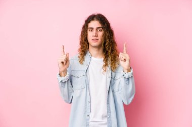 Uzun saçlı adamın yalnız poz vermesi iki ön parmağının da boş bir alan gösterdiğini gösterir..