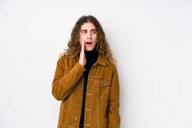 Yalnız poz veren uzun saçlı adam gizli bir sıcak fren haberinden bahsediyor.