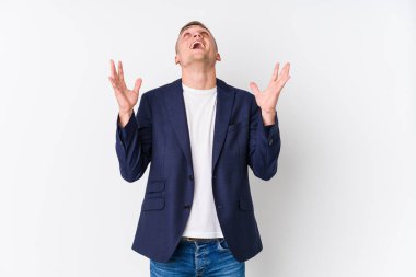 Genç beyaz bir adam gökyüzüne bağırıyor, yukarı bakıyor, hayal kırıklığına uğramış..