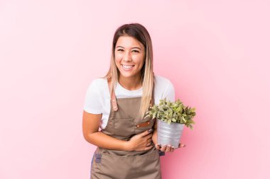 Genç bahçıvan Kafkas kadın yalnız gülüyor ve eğleniyor..