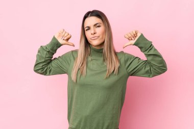 Kafkasyalı genç kadın kendini gururlu ve kendinden emin hissediyor, örnek olarak..