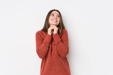 Yalnız poz veren beyaz bir kadın.