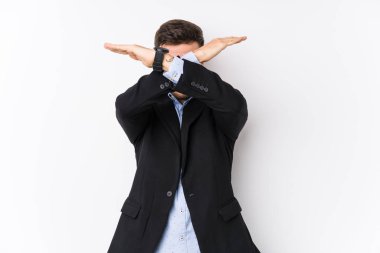 Beyaz arka planda poz veren Kafkasyalı genç iş adamı iki kolu çapraz tutan Kafkasyalı genç iş adamı, inkar kavramı.