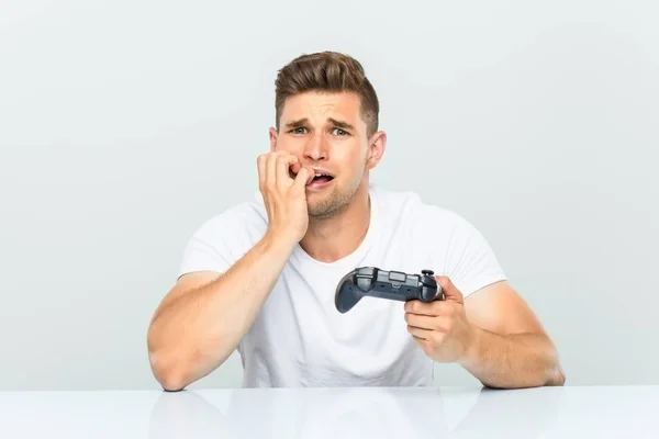 Junger Mann Mit Einem Spielkontrolleur Der Fingernägel Beißt Nervös Und — Stockfoto