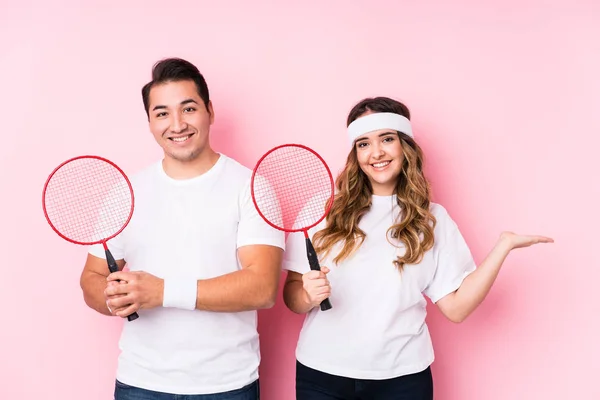 Casal Jovem Jogando Badminton Isolado Mostrando Espaço Cópia Uma Palma — Fotografia de Stock