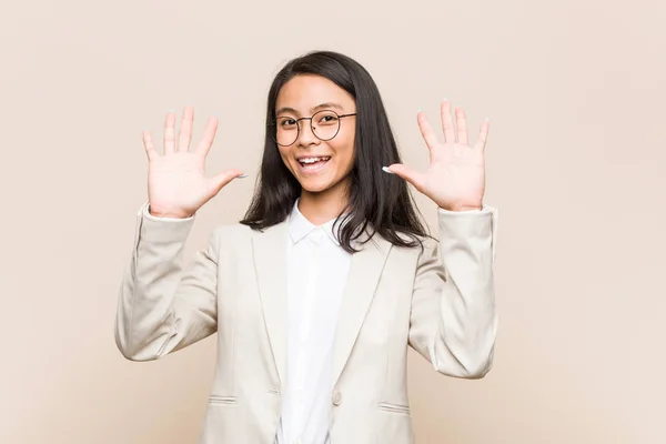 Jeune Femme Chinoise Affaires Montrant Numéro Dix Avec Les Mains — Photo