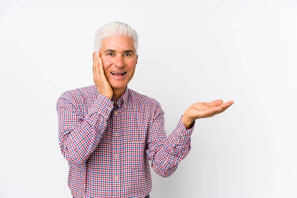 Uomo Caucasico Più Anziano Isolato Tiene Spazio Copia Una Palma — Foto Stock