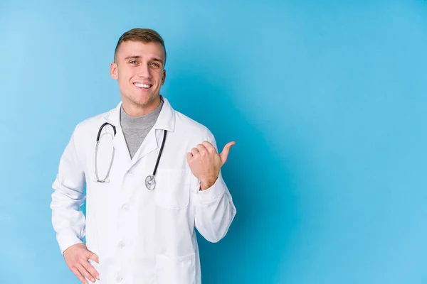 Kafkasyalı Genç Doktor Başparmağıyla Işaret Ediyor Gülüyor Kaygısız — Stok fotoğraf