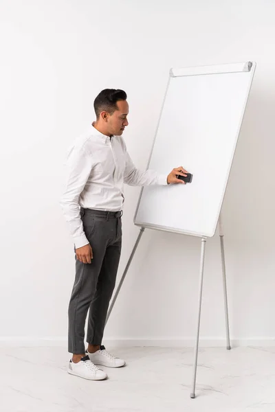 Young Coach Latin Man Whiteboard — Stock Photo, Image