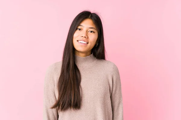 Joven Mujer China Posando Aislada Feliz Sonriente Alegre — Foto de Stock