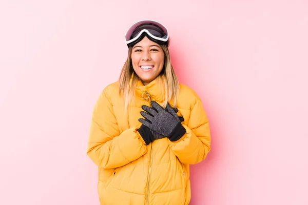Mulher Branca Jovem Vestindo Uma Roupa Esqui Fundo Rosa Rindo — Fotografia de Stock