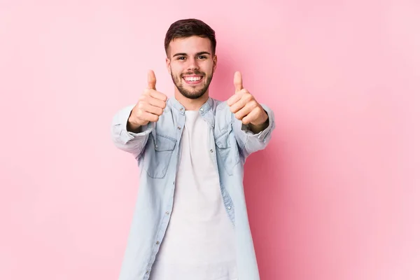 Jovem Homem Negócios Caucasiano Posando Fundo Branco Isolado Com Polegares — Fotografia de Stock