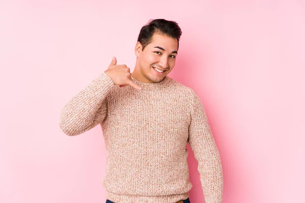 Young Curvy Man Posing Pink Background Isolated Showing Mobile Phone — Stock Photo, Image