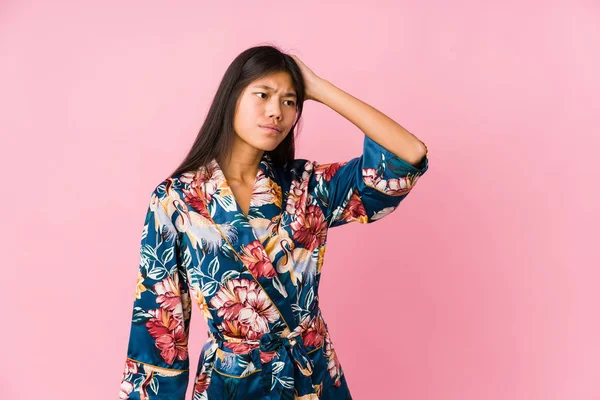 Giovane Donna Asiatica Che Indossa Pigiama Kimono Toccando Nuca Pensando — Foto Stock