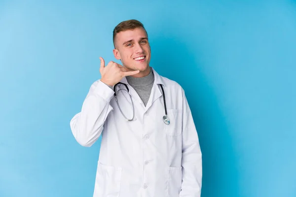 Fiatal Kaukázusi Orvos Férfi Mutat Egy Mobiltelefon Gesztus Ujjaival — Stock Fotó