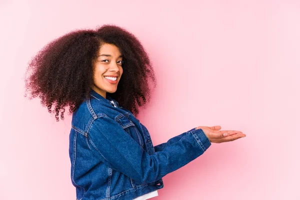 Jovem Afro Americana Segurando Espaço Cópia Uma Palma — Fotografia de Stock