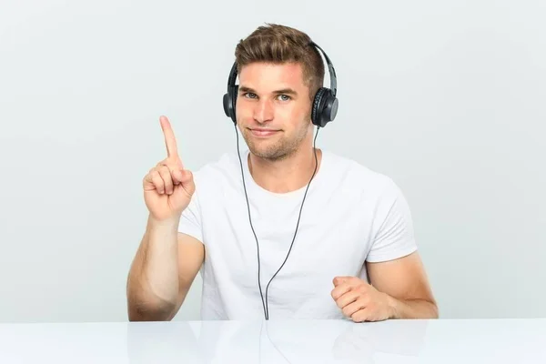 Unge Man Lyssnar Musik Med Hörlurar Som Visar Nummer Ett — Stockfoto