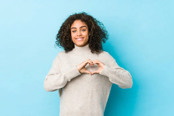 Jeune Femme Frisée Afro Américaine Souriante Montrant Une Forme Coeur — Photo