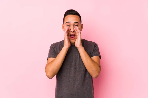 Yooung Latin Man Posando Fondo Rosadogritando Emocionado Frente — Foto de Stock