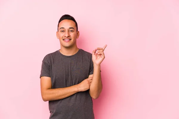 Yooung Latino Homem Posando Fundo Rosadosorrindo Alegremente Apontando Com Dedo — Fotografia de Stock