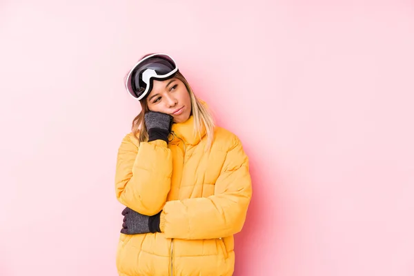 Mulher Branca Jovem Vestindo Uma Roupa Esqui Fundo Rosa Que — Fotografia de Stock
