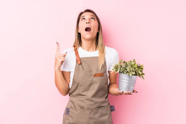 Joven Jardinero Caucásico Mujer Aislado Señalando Revés Con Boca Abierta —  Fotos de Stock