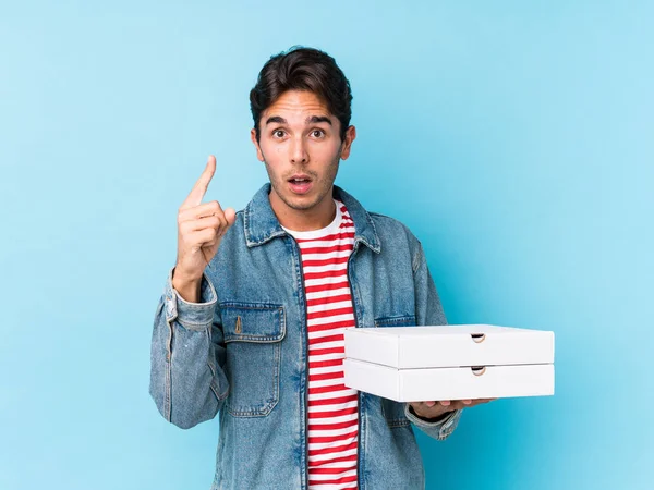 Joven Caucásico Sosteniendo Pizzas Aisladas Teniendo Una Idea Concepto Inspiración — Foto de Stock