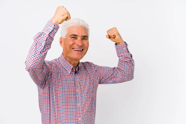 Uomo Anziano Caucasico Isolato Alzando Pugno Dopo Una Vittoria Concetto — Foto Stock