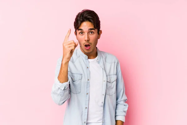 Joven Hombre Caucásico Posando Fondo Rosa Aislado Teniendo Una Idea —  Fotos de Stock