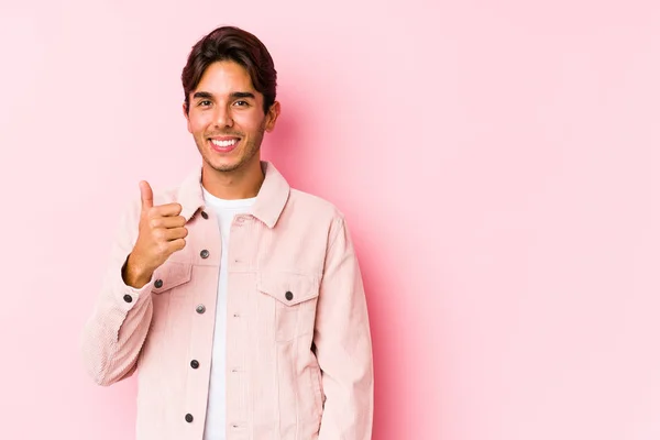 Joven Hombre Caucásico Posando Fondo Rosa Aislado Sonriendo Levantando Pulgar — Foto de Stock