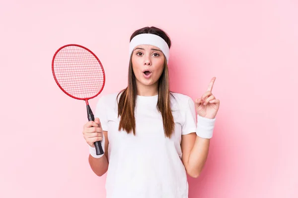 Joven Mujer Caucásica Jugando Bádminton Aislado Teniendo Alguna Gran Idea — Foto de Stock