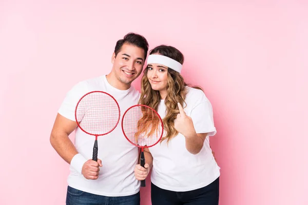 Casal Jovem Jogando Badminton Isolado Apontando Com Dedo Para Você — Fotografia de Stock