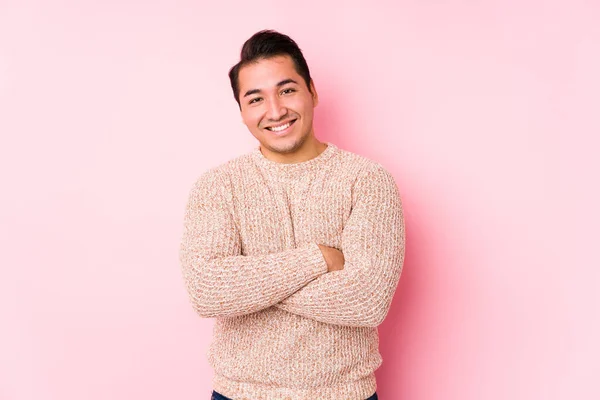 Junge Kurvige Mann Posiert Einem Rosa Hintergrund Isoliert Lachen Und — Stockfoto