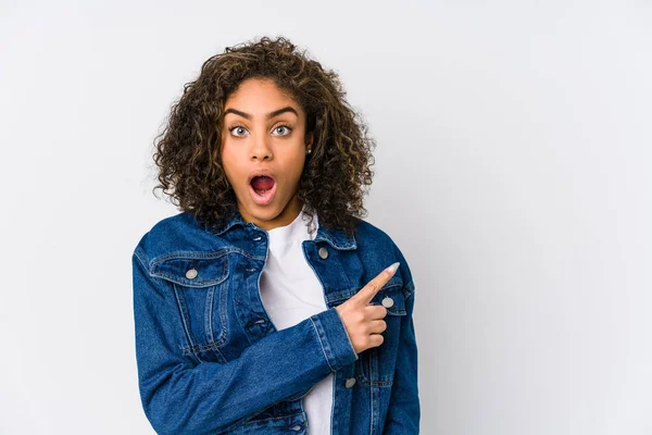 Jovem Afro Americana Apontando Para Lado — Fotografia de Stock