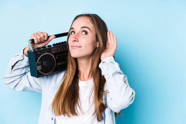 Jovem Caucasiana Segurando Cassete Isolado Tentando Ouvir Uma Fofoca — Fotografia de Stock
