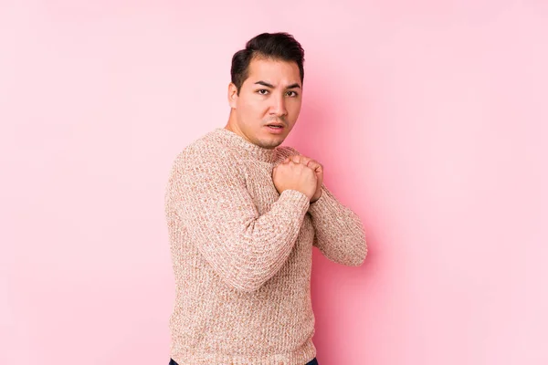 Jeune Homme Courbé Posant Dans Fond Rose Isolé Effrayé Effrayé — Photo