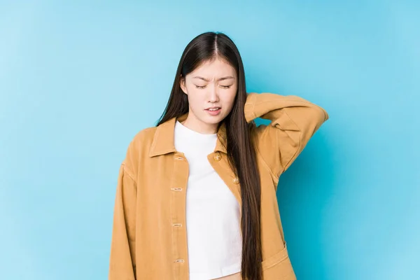 Joven Mujer China Posando Fondo Azul Aislado Sufriendo Dolor Cuello — Foto de Stock