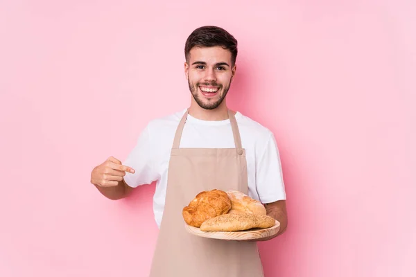 Junge Kaukasische Bäcker Mann Isolierte Person Zeigt Mit Der Hand — Stockfoto