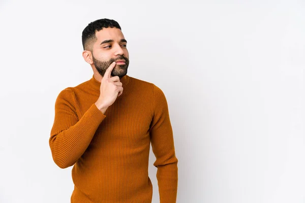 Giovane Uomo Latino Uno Sfondo Bianco Isolato Guardando Lateralmente Con — Foto Stock