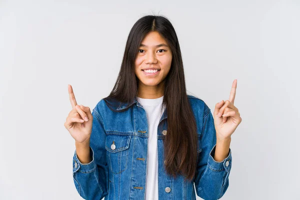 Junge Asiatische Frau Zeigt Mit Beiden Vorderfingern Nach Oben Und — Stockfoto