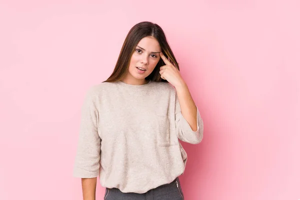 Mujer Caucásica Joven Posando Aislada Mostrando Gesto Decepción Con Dedo — Foto de Stock