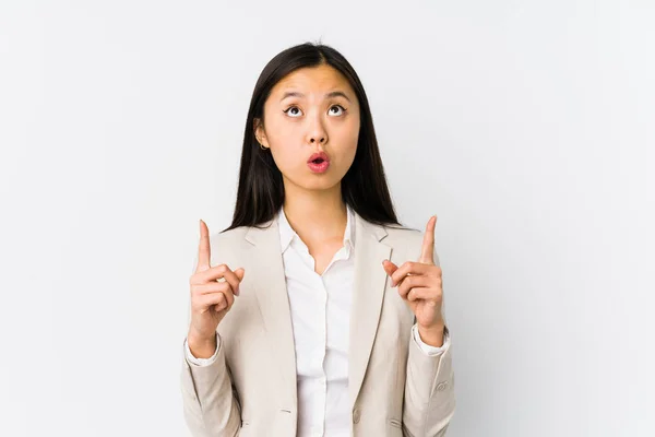 Jonge Chinese Zakenvrouw Geïsoleerd Wijzen Upside Met Geopende Mond — Stockfoto