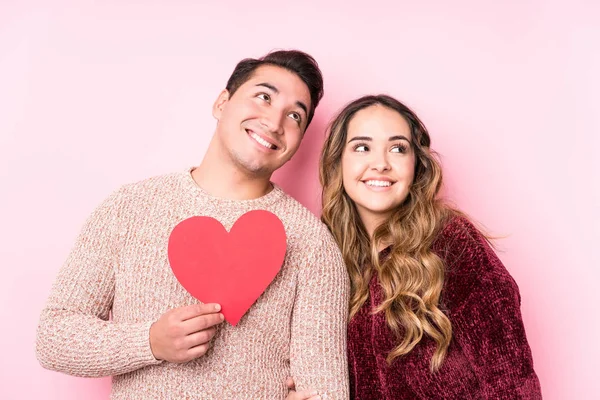 Young Latin Couple Holding Heart Sticker — Stock Photo, Image