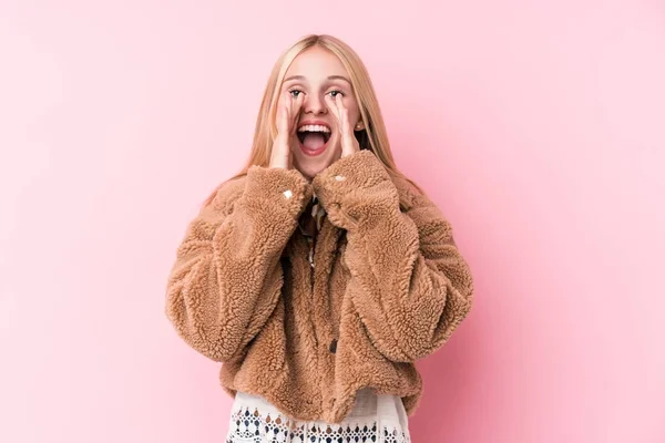 Joven Mujer Rubia Vistiendo Abrigo Sobre Fondo Rosa Gritando Emocionada —  Fotos de Stock