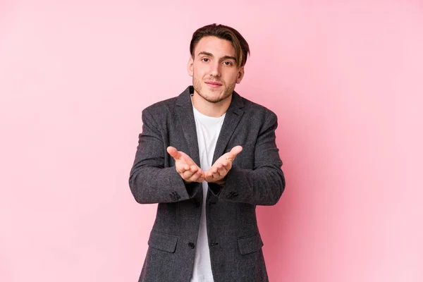 Junger Kaukasischer Geschäftsmann Posiert Isoliert Und Hält Etwas Mit Handflächen — Stockfoto