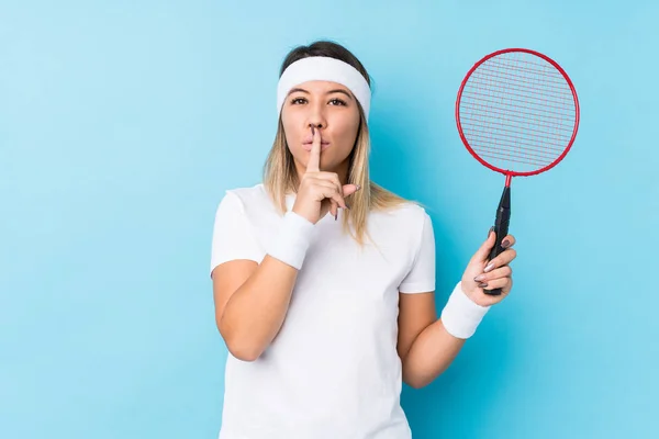 Młoda Kaukaska Kobieta Grająca Badmintona Odizolowana Trzymająca Tajemnicy Lub Prosząca — Zdjęcie stockowe